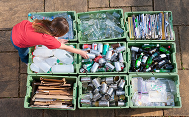 Mujer eligiendo materiales reciclables