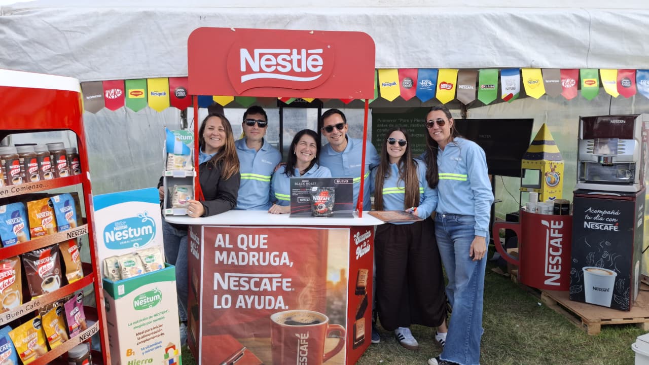 Equipo de Nestlé en el stand de la compañía durante Magdalena Produce 2026.