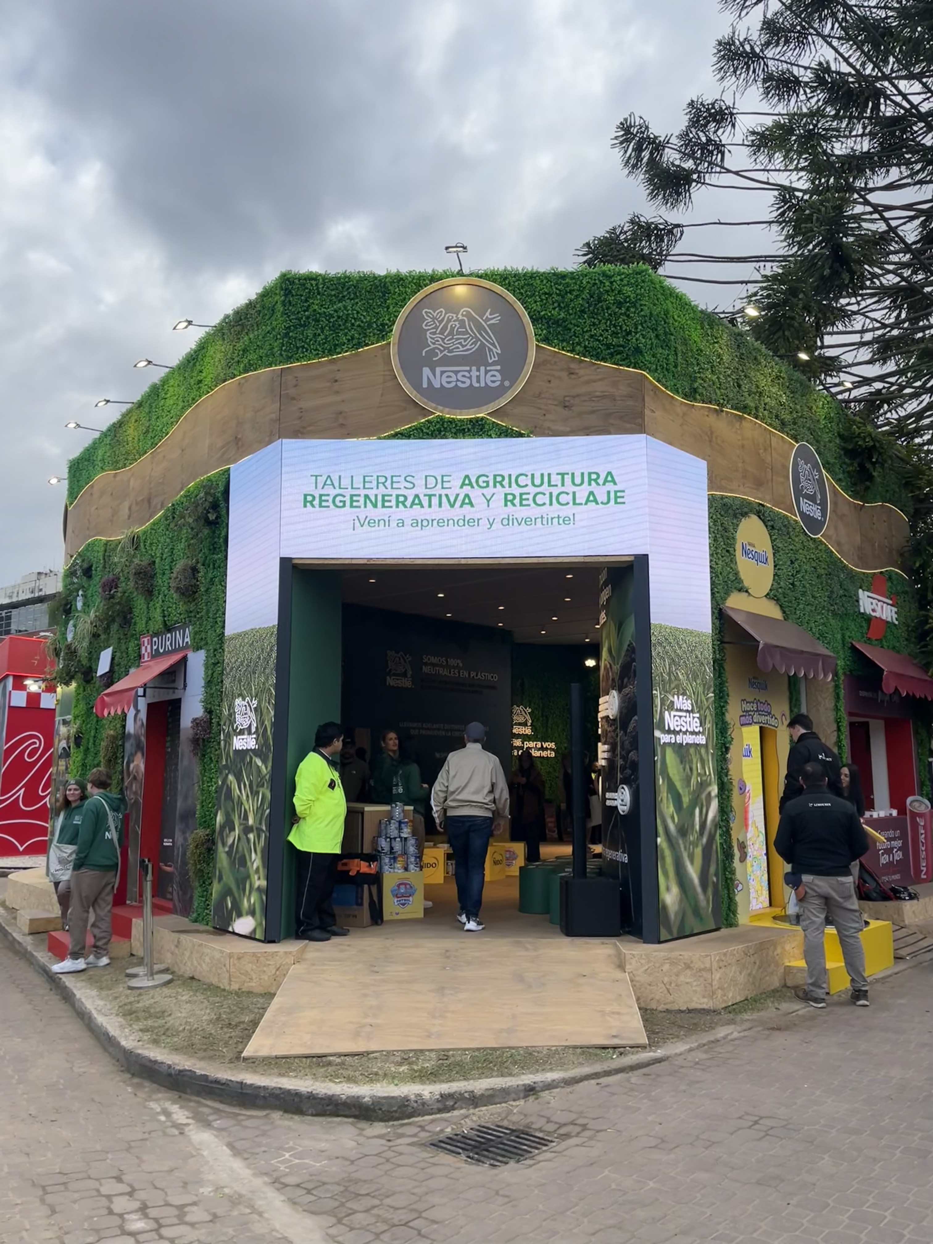 Stand de Nestlé en Expo Rural 2026, con talleres de agricultura regenerativa y reciclaje.