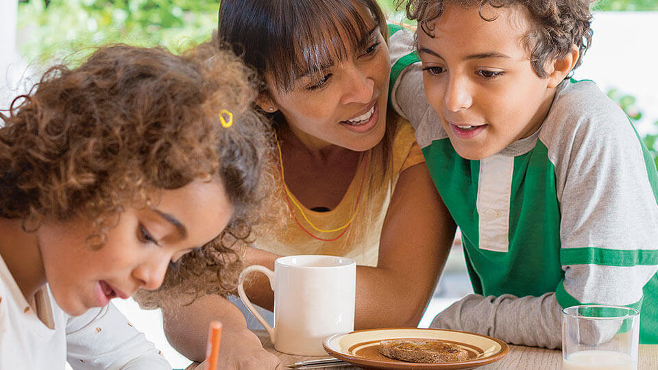 madre e hijos compartiendo en familia