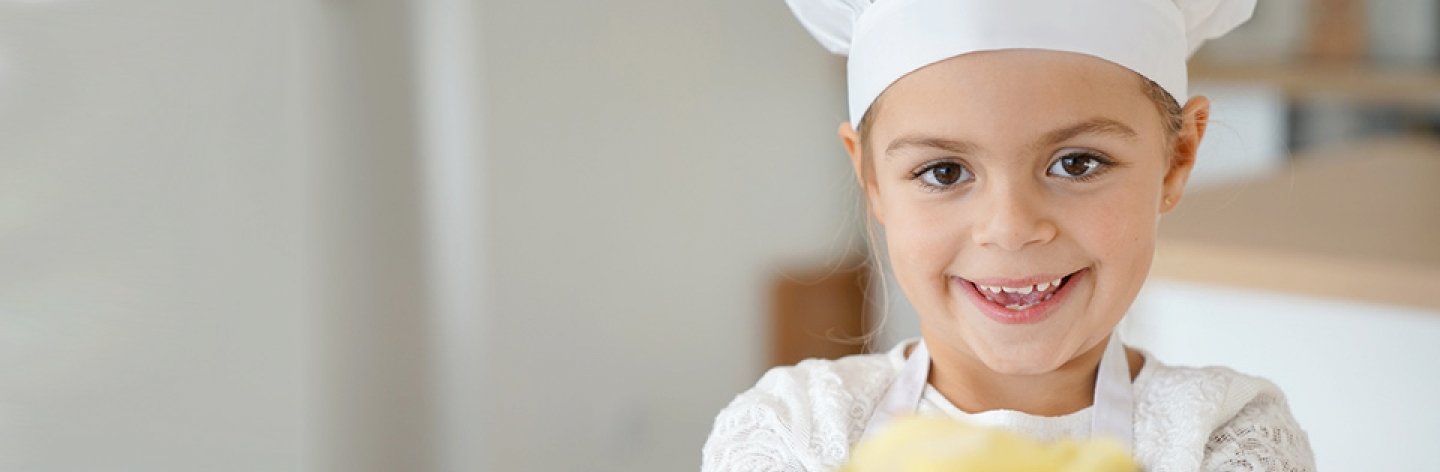 niño sonriente en la cocina