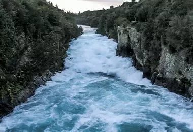 Agua en medio de dos montañas
