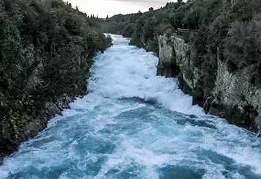 Agua en medio de dos montañas