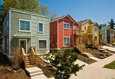 Casas de colores con paneles solares