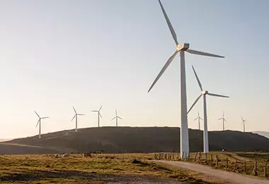 Molinos de viento en desierto