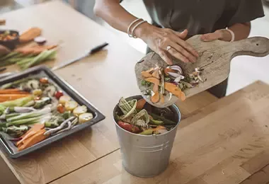 Mujer cocinando y haciendo reciclaje con cáscaras