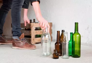 Mamá enseñándole a su hija a reciclar