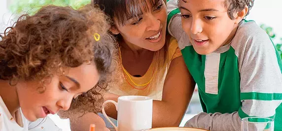 madre e hijos compartiendo en familia